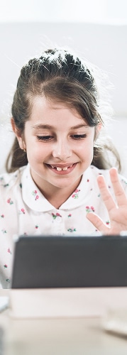 niña con una tablet