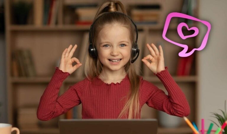 Niña sonriente aprendiendo chino online y haciendo el gesto de OK con la mano
