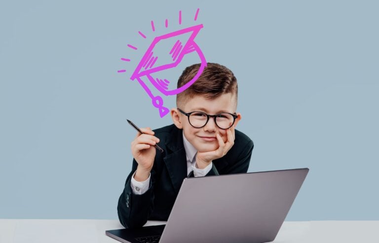 Niño graduado, con traje, estudia inglés online desde su ordenador en la oficina
