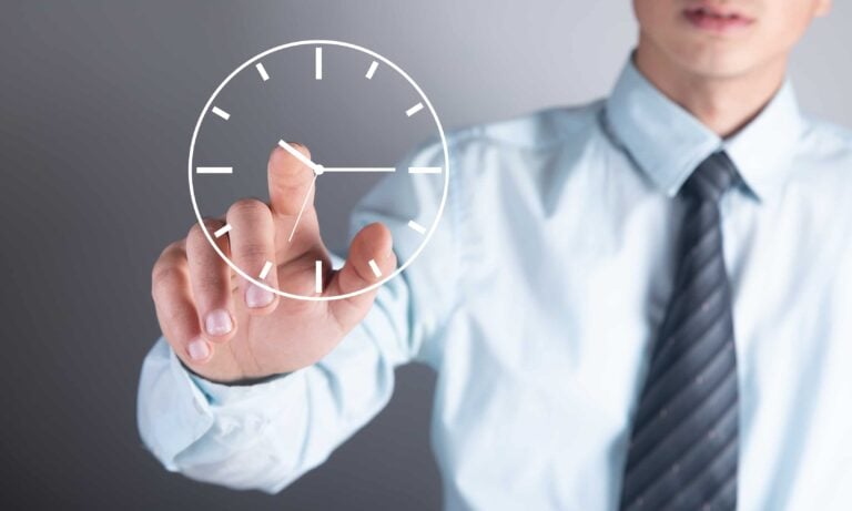 hombre empresario organizando su apretado horario
