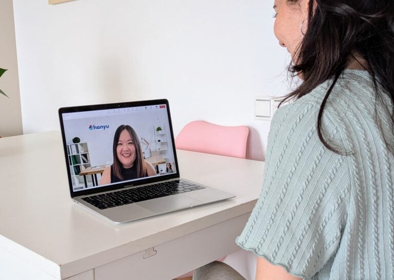 alumna haciendo una clase en directo por videoconferencia con una profesora experta en el idioma